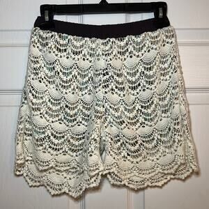 Miss Me Women’s Mid Rise Beige Crochet Shorts Size Medium‎
